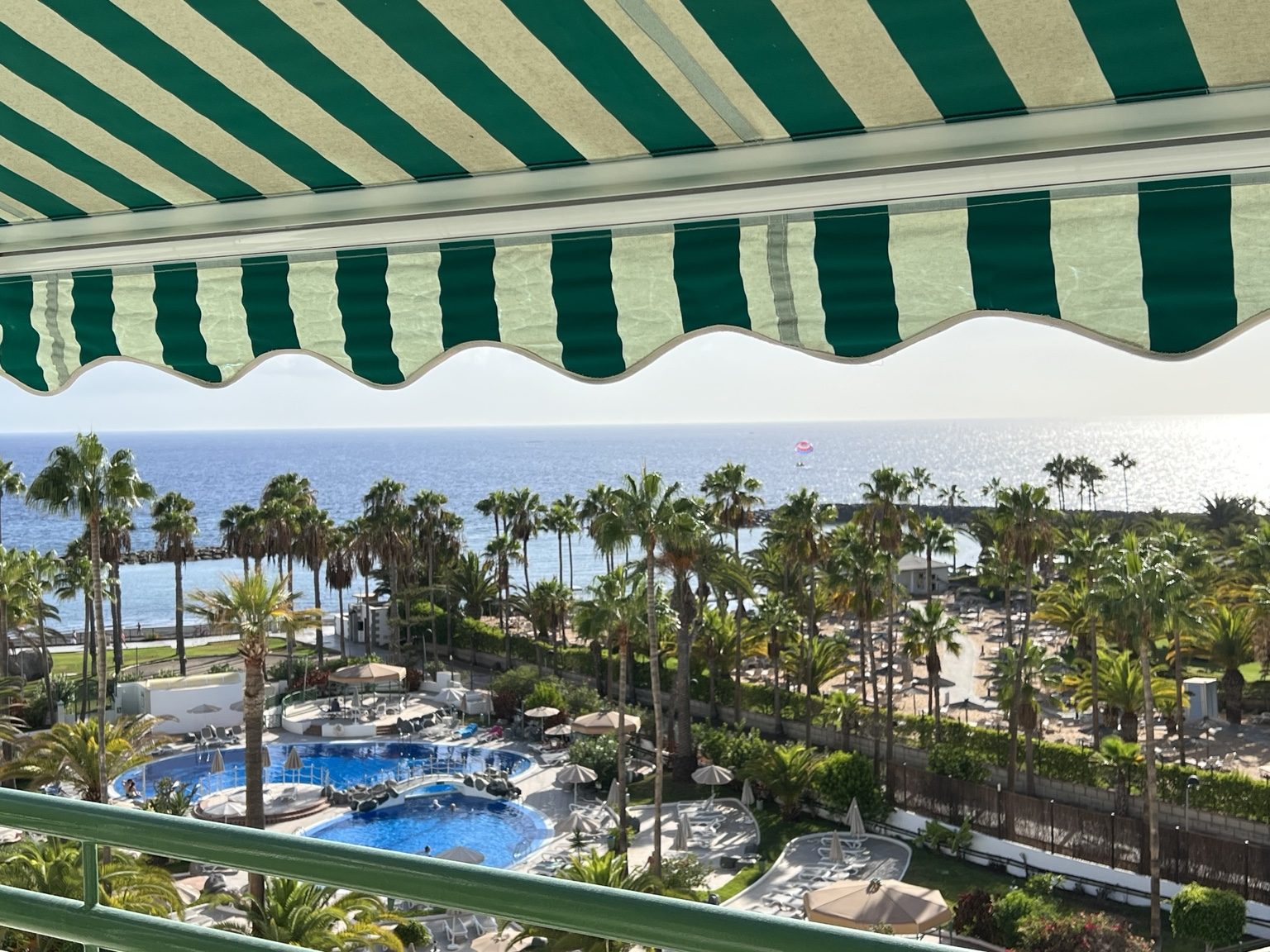 Blick vom Balkon auf Pool, Meer und La Gomera