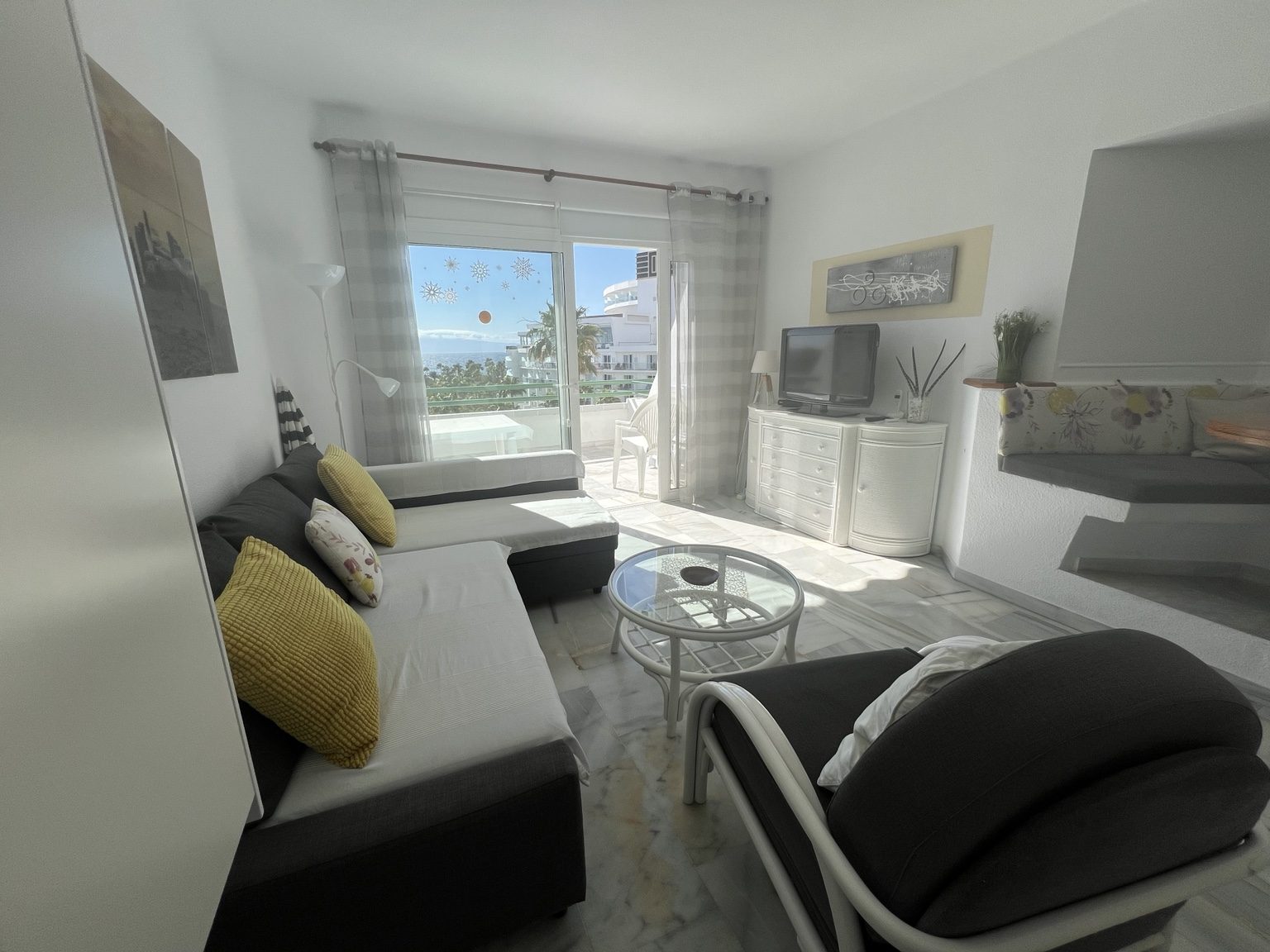 Wohnzimmer mit Schlafsofa